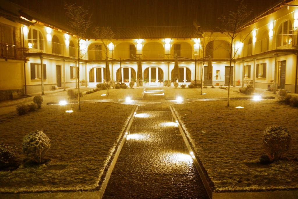 Agriturismo Cascina Varie カスタニート エクステリア 写真