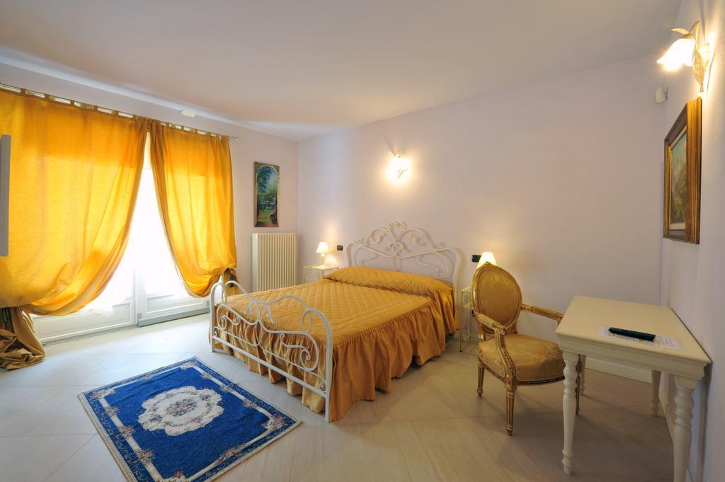 Agriturismo Cascina Varie カスタニート エクステリア 写真
