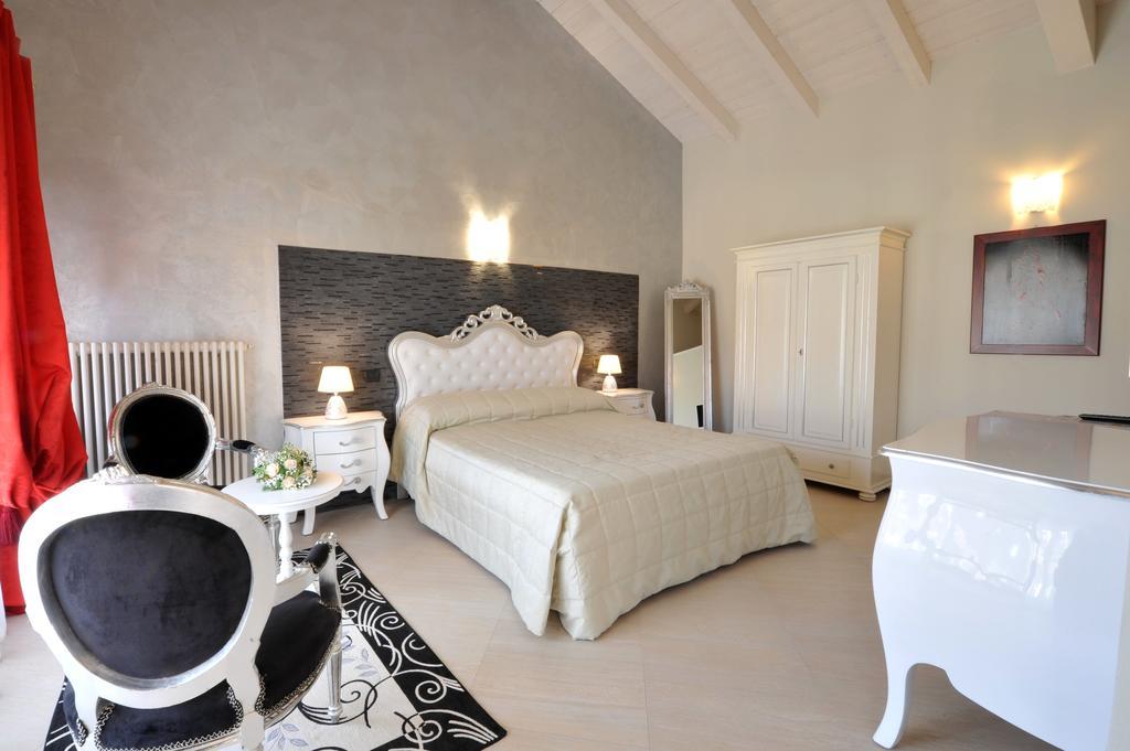 Agriturismo Cascina Varie カスタニート エクステリア 写真