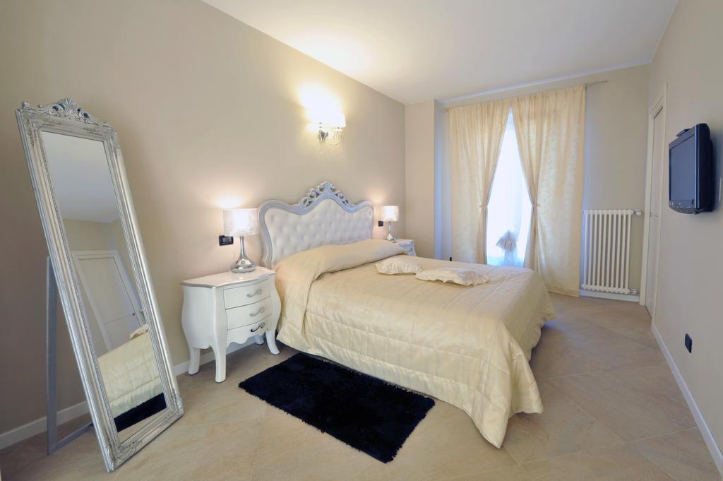 Agriturismo Cascina Varie カスタニート エクステリア 写真