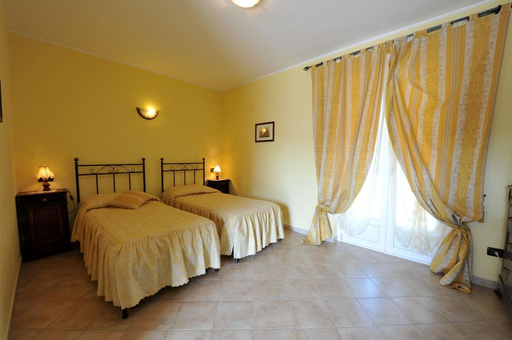 Agriturismo Cascina Varie カスタニート エクステリア 写真